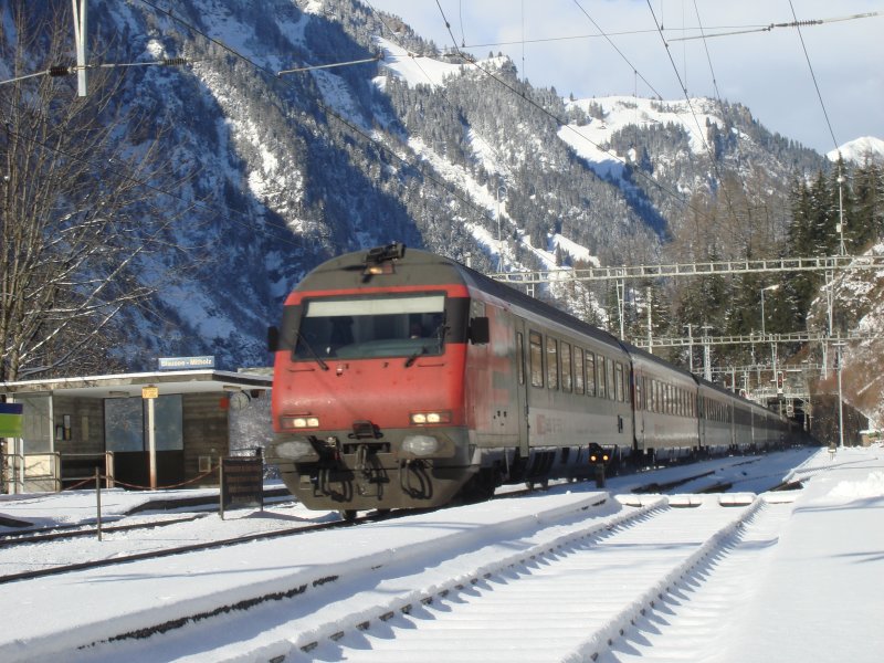 Ein EW IV-Pendel fhrt am 3.1.2007 bei Blausee-Mitholz vorbei.