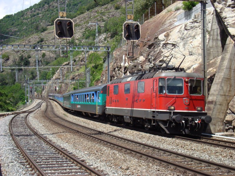 Ein Extrazug Bern-Brig fhrt mit der Re 4/4 II 11112 mit grossem Lrm bei Lalden vorbei.16.6.2007