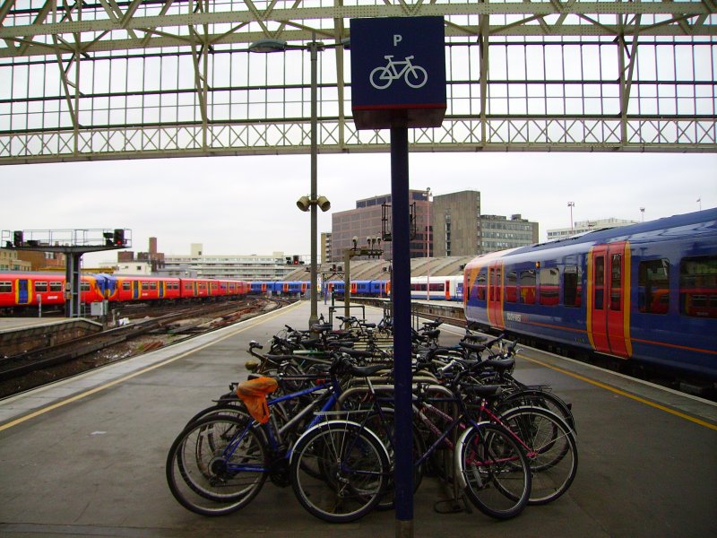 Ein Fahrradparkplatz auf einem Bahnsteig in London-Waterloo. Fahrrder die nicht in dem gekennzeichneten Bereich standen, wurden mit einem Zettel versehen und werden, wenn sie nicht abgehohlt werden, entsorgt. 24.10.07