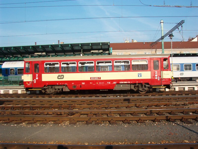 Ein Fahrzeug der BR 810 in einem Bahnhof in Tschechien 