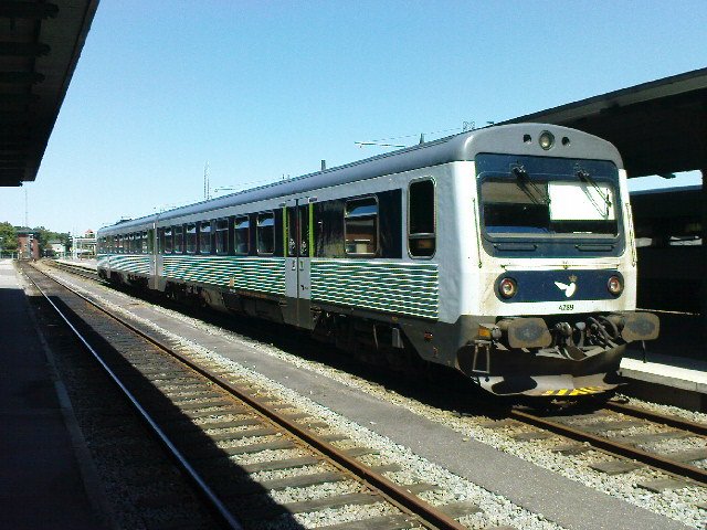 Ein Fahrzeug der DSB fr den Regionalverkehr steht abfahrbereit im Bahnhof von Esbjerg.