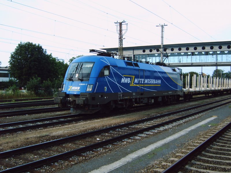 Ein Fahrzeug der Mittelweserbahn zu Gast in sterreich. Die optisch sehr schne 1116 911 hat am 14.07.2006 mit ihrem Gterzug einen kurzen Aufenthalt in Wels und setzt dann ihre Fahrt Richtung Passau fort.
