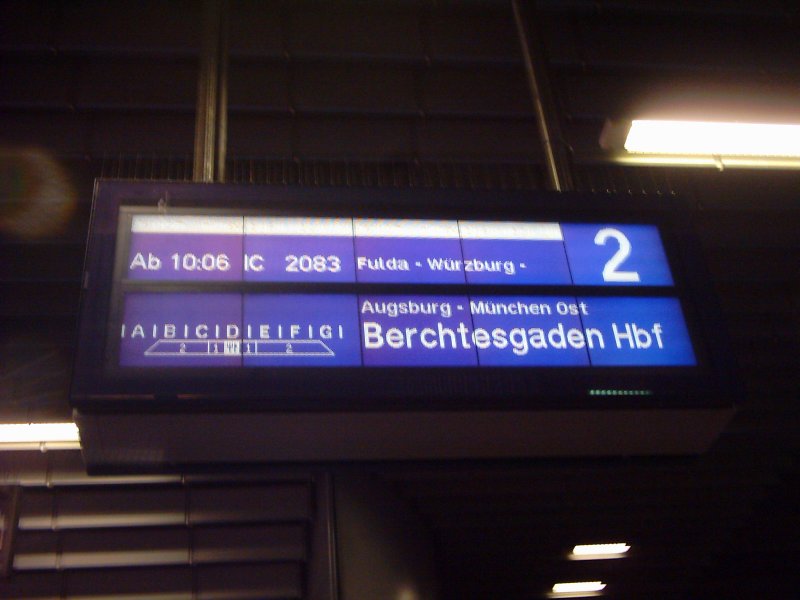Ein Fahrzielanzeiger in Kassel Wilhelmshhe der gerade den IC 2083 anzeigt der nach Berchtesgaden fhrt. Am 04.02.2007 aufgenommen. 