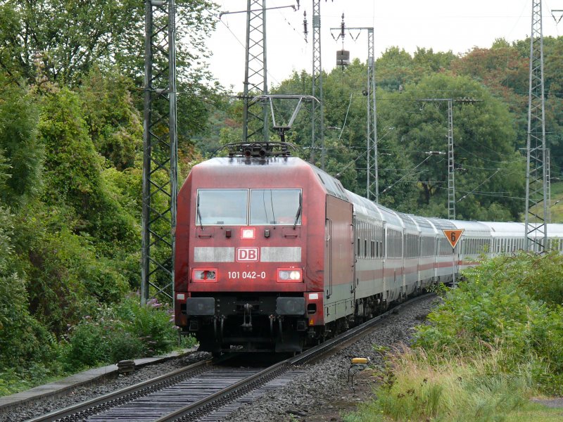 Ein Fall fr die Glasbruchversicherung. 101 042-02 ist nach dem Bruch des des Scheinwerferglas'  blind  auf dem rechten Auge. Aufgenommen am 05/09/2009 in Kln-West.