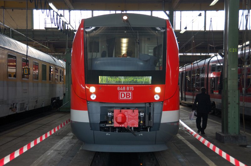 Ein fast neuer LINT 41 (648 815) der DB, normalerweise unterwegs bei Neuhaus an der Pegnitz. Ausgestellt am Tag der offenen Tr im Wagenwerk Pasing. Dank dem Tf fr die  leuchtende  Erscheinung. (Mai 2008).