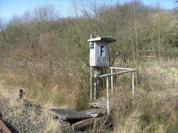 Ein Fernsprecher vor dem Einfahrsignal von Scherfede.Mit den Jahren sind die Holzschwellen f�r den Gehweg unter der Last der Betonplatten zusammengebrochen und die Betonplatten abgerutscht.