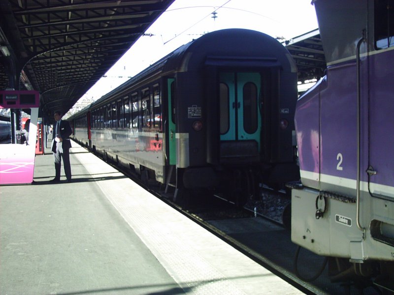 Ein Fernzug mit Corail Wagen am 5.8.07 in Paris Est