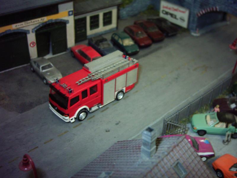 Ein Feuerwehrfahrzeug befhrt gerade die Dorfstrae des MBC Rankweil (2005)