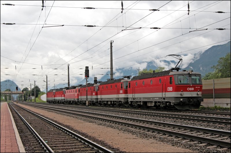 Ein Fivepack Innsbrucker 1144er und die Bludenzer 1044 120 als Bonus. Einen Lokzug nach meinem Geschmack durchfhrt am Morgen des 04.07.2008 den Haltepunkt Kundl: 1144 237 (9181 1144 237-5) bringt die 1144 250 (9181 1144 250-8), 1144 xxx, 1044 120, (9181 1044 120-4), 1144 260 (9181 1144 260-7) und 1144 210 (9181 1144 210-0)  von Innsbruck kommend nach Wrgl. Dort stehen Sie dann fr den nchsten Einsatz bereit.
