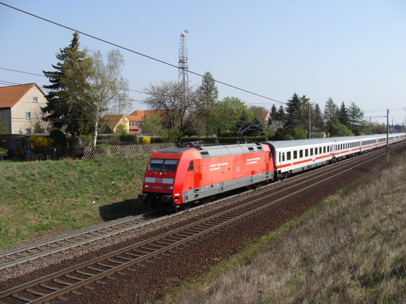 Ein Flickenteppich in Form von 101 027-1 mit IC 2048 nach Kln kurz hinter Magdeburg am 11.04.2009. Der nchste Halt des Zuges ist Braunschweig.