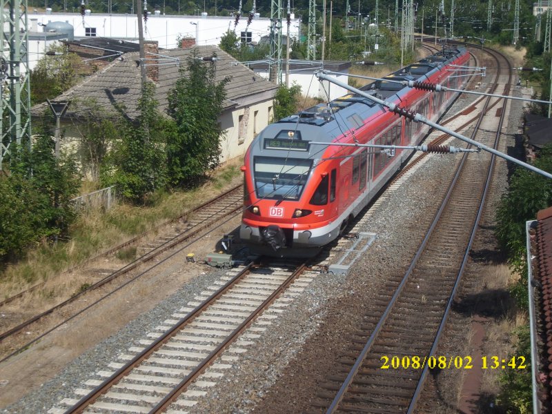 Ein Flirt 427 am 02.08.2008 als RE 33214 Sassnitz-Rostock im Einfahrbereich vom Bahnhof Bergen/Rgen.Wre es nicht besser gewesen beim Flirt die Tfz-Nummer auch wie bei allen anderen Triebfahrzeuge vorne anzubringen ? Ich finde das wre der einzige Nachteil an den Zgen.