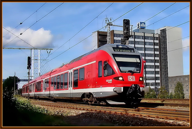 Ein Flirt als RE33316 aus Binz kommend. Kurz hinter dem Bhf Stralsund- R�gendamm.   am 14.08.09
