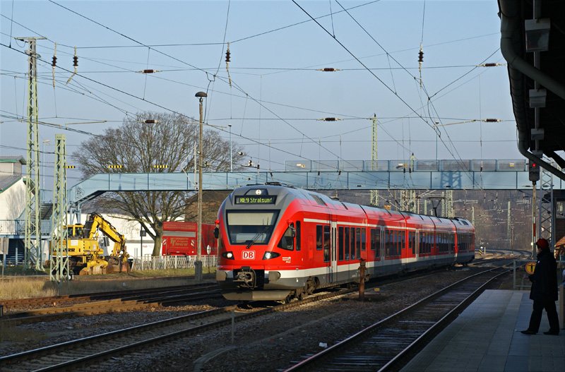 Ein FLIRT fhrt am 30.12.2008 als RE 9 nach Stralsund in den Bahnhof von Bergen auf Rgen ein.