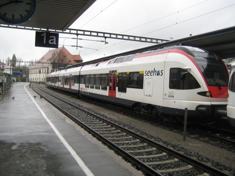 Ein FLIRT der SBB Deutschland an einem regnerischen Mrztag in Konstanz.