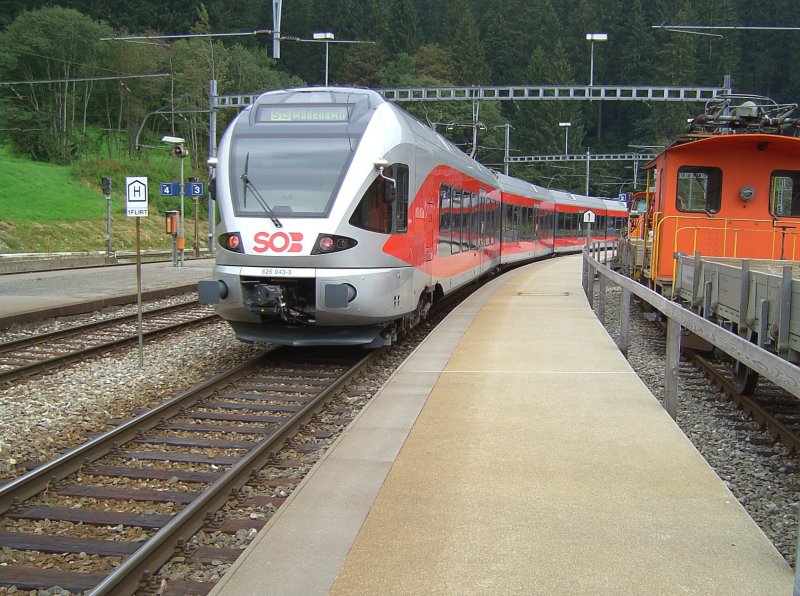 Ein Flirt Triebwagen bei der ausfahrt in Biberbrugg am 09.09.2007