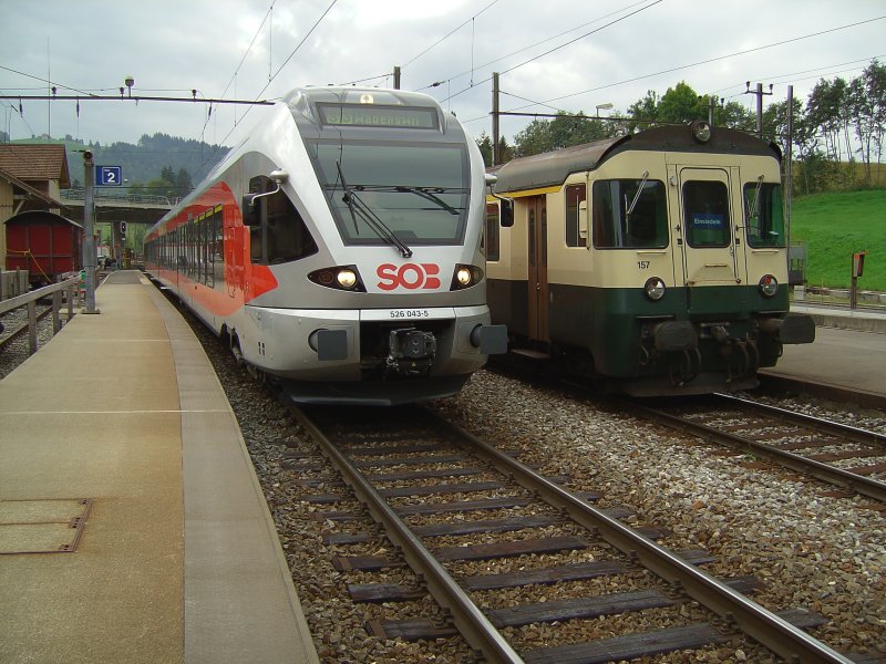 Ein Flirt Triebwagen und ein BDe 576 im Bahnhof Biberbrugg. (09.09.2007)  