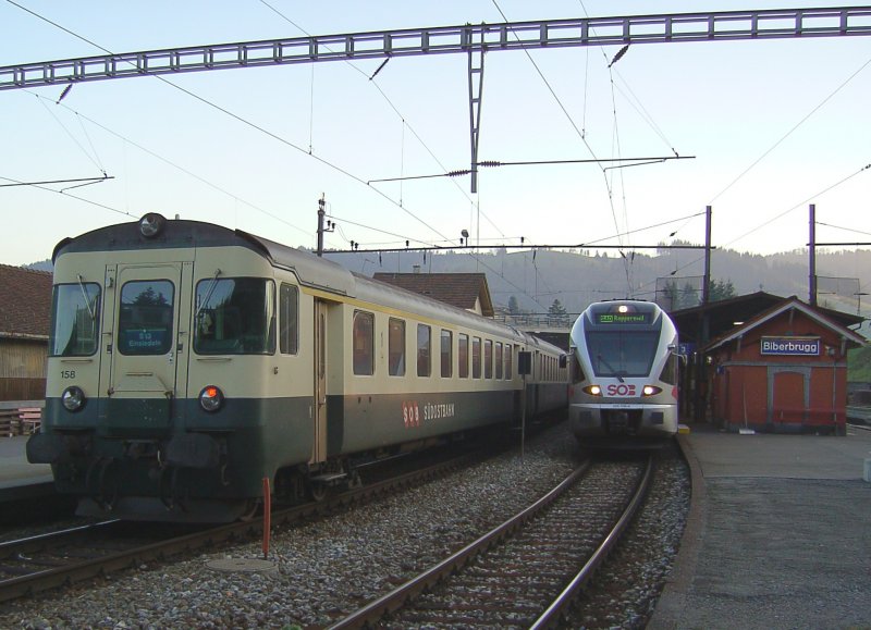 Ein Flirt Triebwagen und ein BDe 576 im Bahnhof Biberbrugg. (01.11.2007) 
