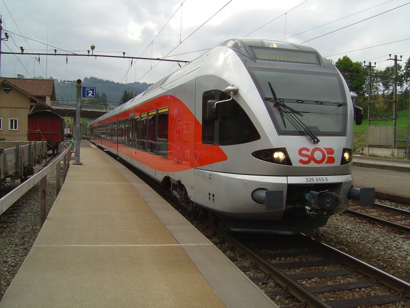 Ein Flirt Triebwagen wartet auf ausfahrt im Bahnhof Biberbrugg . (09.09.2007) 