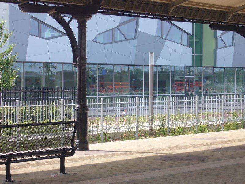 Ein foto van das gabaude das neben Bahnhof Nimwegen steht.
Zu sehen sind die 23-071 (h) und die 23-076 (v) unterwegs von Apeldoorn nach Apeldoorn via Kerkrade