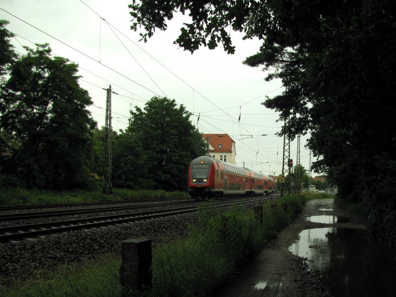 Ein Fotograf kennt kein schlechtes Wetter...
hier zu sehen ein RE 2 von Berlin Zoo nach Cottbus am 22.06. durch Bestensee.