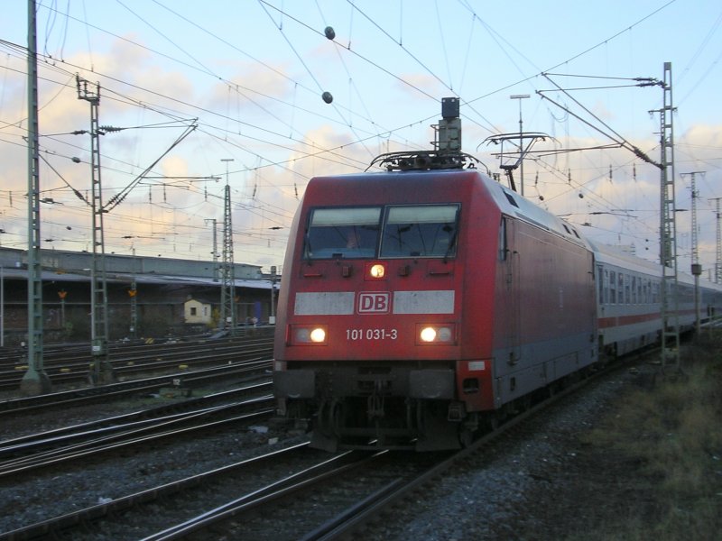 Ein freundlicher Lokfhrer auf der 101 031 verlsst mit IC 2311
nach Heidelberg den Dortmunder Hbf. mit Fernlicht,(07.12.2008)