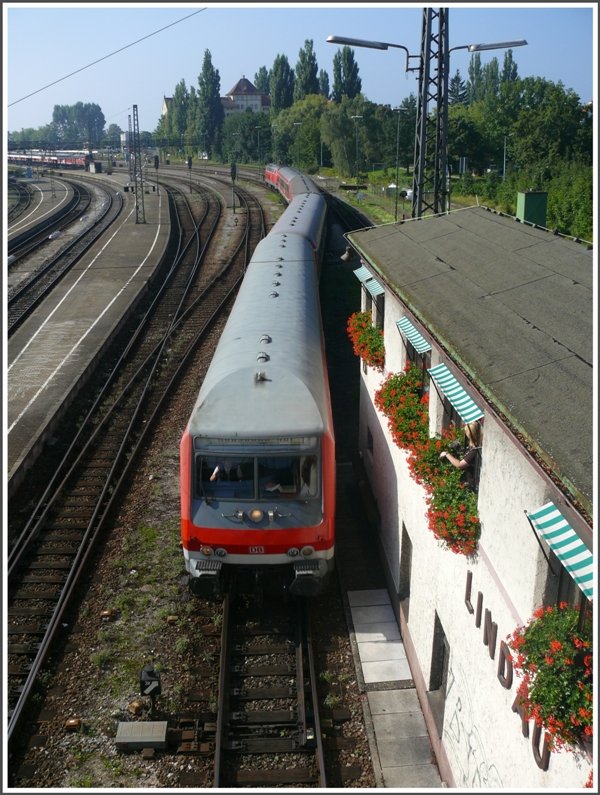Ein freundlicher Wink der blonden Stellwerkbeamtin verabschiedet den Lokfhrer beim Verlassen des Bahnhofs Lindau. (30.08.2008)