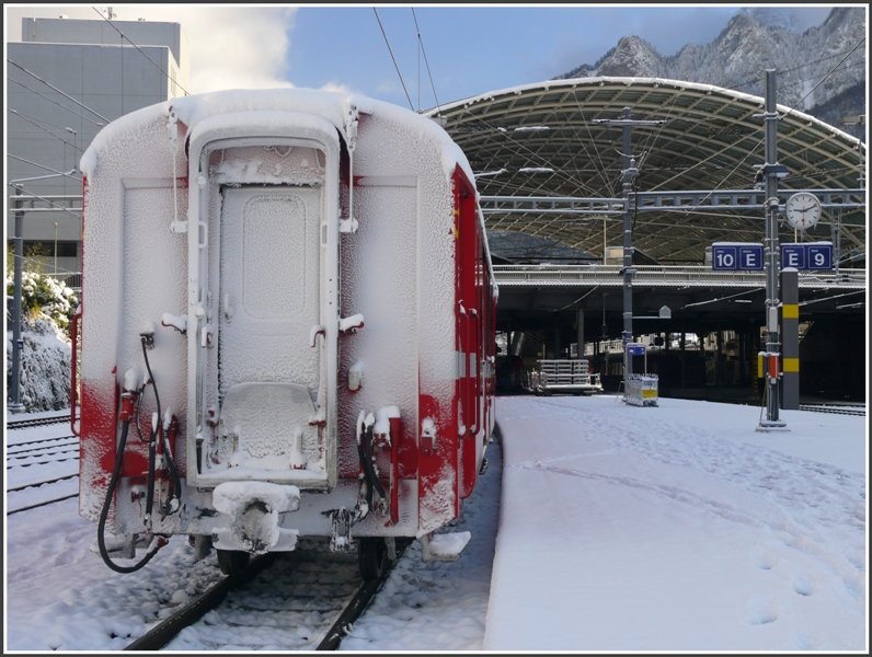 Ein frisch  gepudeter  Gep�ckwagen der RhB in Chur. (23.11.2008)