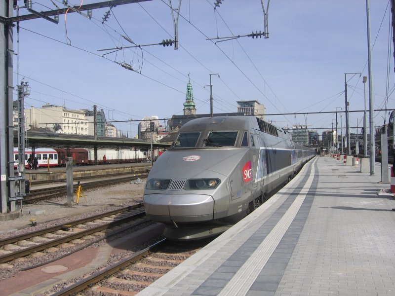 Ein frisch lackierter TGV 540 (Rseau) steht im Bahnhof Luxembourg. Dies ist ein Normaler Rseau mit 2 System, der in Chtillon beheimatet ist. Aufgenommen am 05.04.07