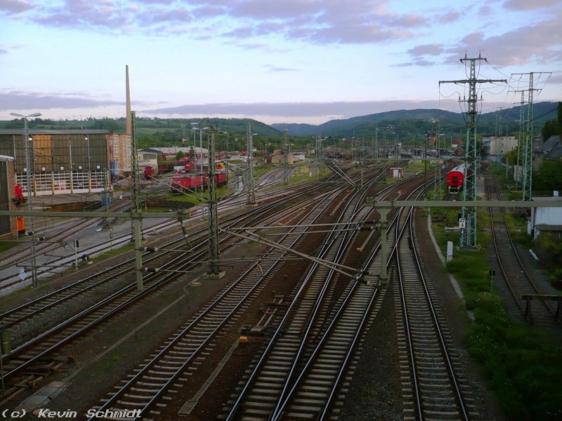 Ein frühabendlicher Blick über das nördliche Gleisvorfeld des Saalfelder Bahnhofs am 04.05.2009. V.l.n.r.: Bw, Rbf und etwas versteckt die Bahnsteige. Vorne im Bild sind v.l.n.r. die Gleise von und nach Gera, die Gleise Richtung Jena über die Saalbahn und das Gleis von und nach Arnstadt zu sehen.