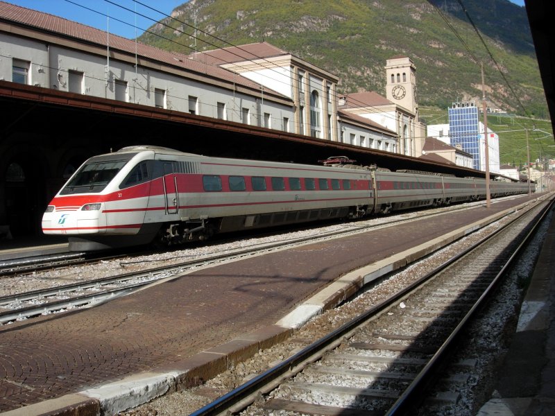 Ein FS Pendelino E 484 steht in Bozen bereit, um bald nach Rom zu fahren. Der Pendelino sorgt in Bozen fr etwas abwechslung, da hier sonst nur Regionalzge und 2 Stndlich EC nach Mnchen bzw Rom fahren.