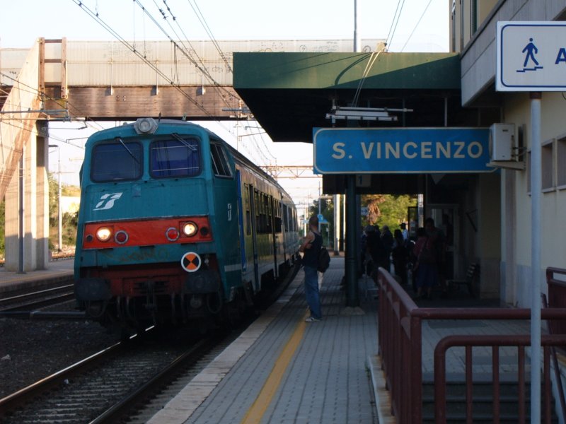 Ein FS Wendezug erreicht gerade den Bahnhof San Vincenzo (Juni 2005)