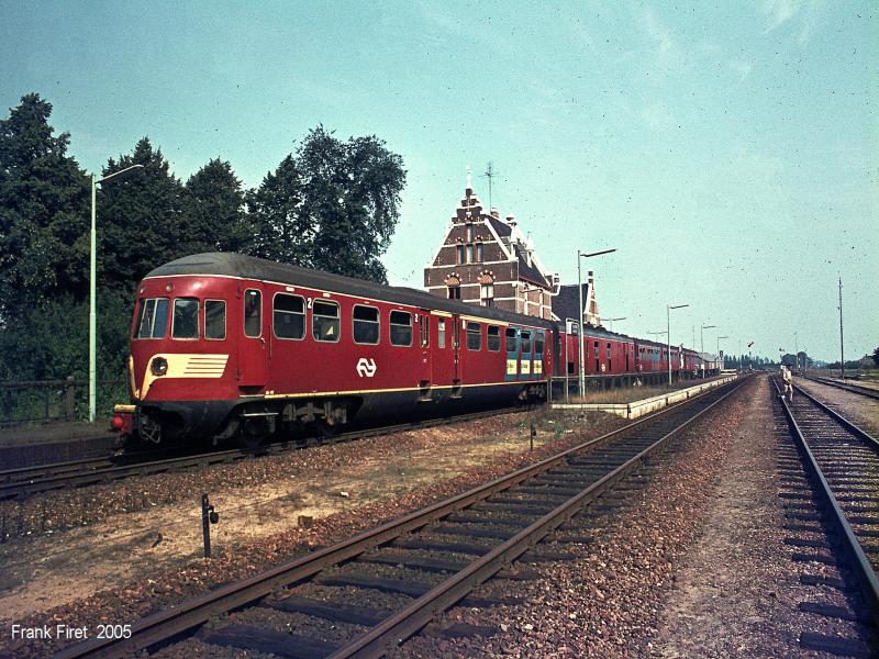 Ein Fnfwagenzug im Bahnhof Kesteren an der Strecke Arnheim-Tiel (Utrecht). 29.08.1970