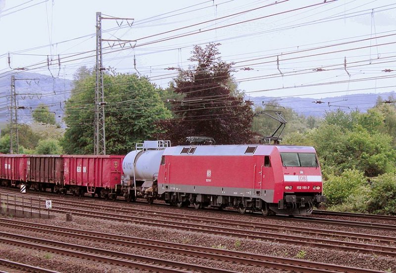 Ein fr die 152 151 leichter, leerer Gz, von HA-Vorhalle kommend 
Ri. Hamm fahrend. . 
Nicht mehr allzuoft anzutreffen: zweiachsiger Kesselwagen
Aufn. Juni 2006, Diascan. 