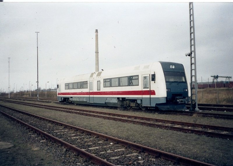 Ein fr Ruland bestimmter Nahverkehrstriebwagen im August 2002 im Breitspurteil von Mukran.