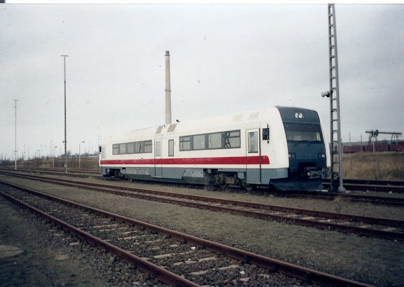 Ein fr Ruland bestimmter Nahverkehrstriebwagen im August 2002 im Breitspurteil von Mukran.