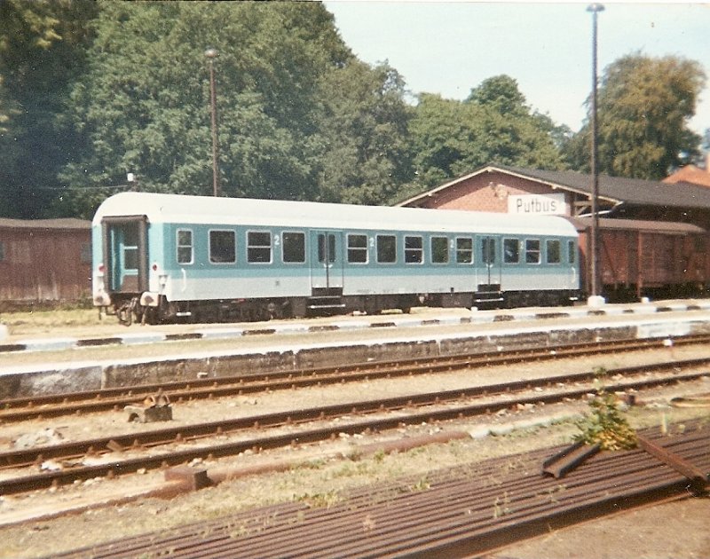 Ein fr uns Ossis gewhnungsbedrftigter Reisezugwagen wurde auf einem Bahnhofsfest am 21.August 1992 in Putbus gezeigt.