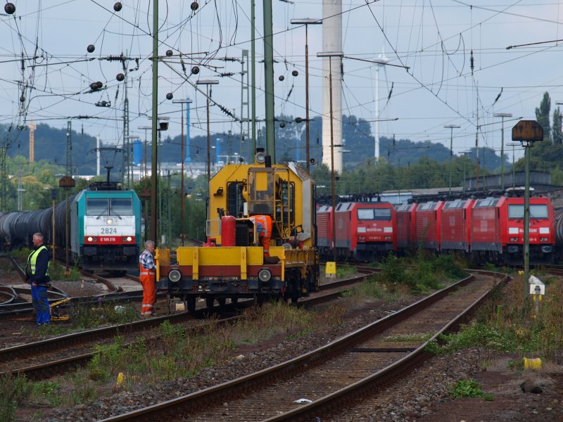 Ein GAF 100 R/A bei reperaturarbeiten an einer Weiche in Aachen West. Die Cobra mit dem Kesselzug links im Bild darf nur sehr langsam die Baustelle befahren. Rechts sind noch mehrere 152er zu sehen.