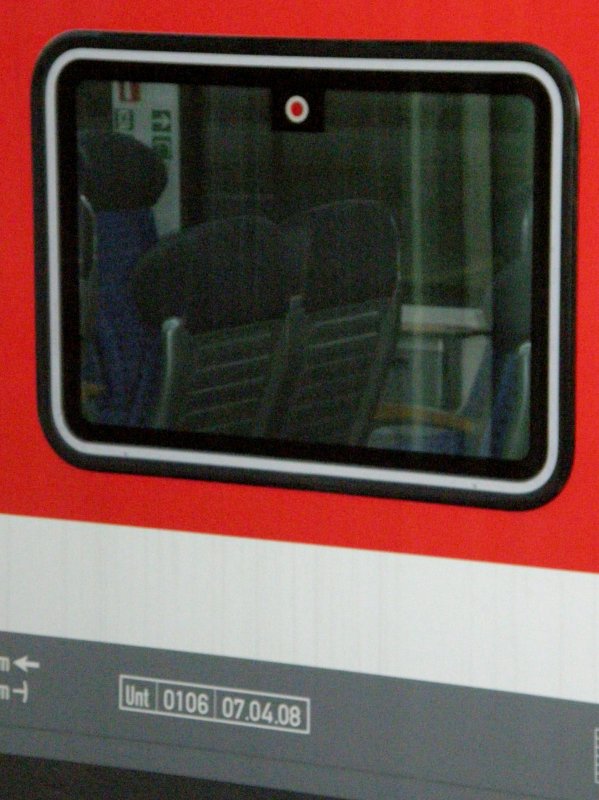 Ein ganz neuer Doppelstockwagenzug (Lackiert am 07.04.2008), der nun auf der Strecke Stuttgart-Tbingen verkehren wird, steht am 29.04.2008 in Stuttgart Hbf.