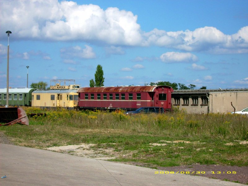Ein ganz sch�n heruntergekommener ORT der BR 701 und ein alter Messwagen stehen am 30.08.08 zusammen im SFW Delitzsch.