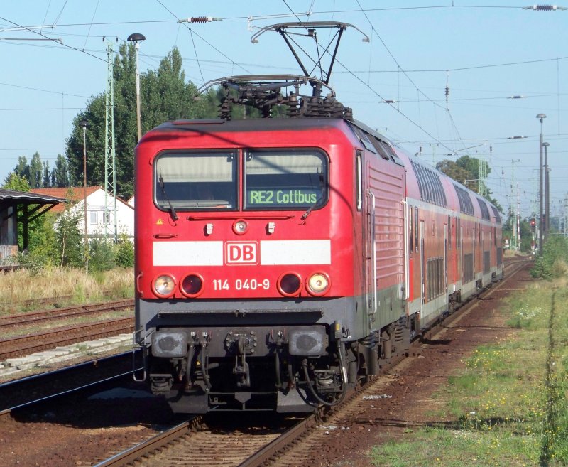 Ein ganz SELTENER Gast im Spreewald. Die Baureihe 114. Hier bringt 114 040-9 den RE2 (RE 38163) aus Rathenow und fhrt ihn weiter nach Cottbus. Lbbenau/Spreewald den 29.07.2008