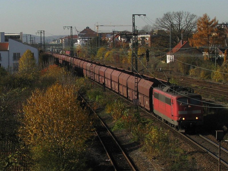 Ein Ganzzug aus Sch�ttgutwagen, bespannt mit einer 151 an jedem Ende, ist am 5.11.2008 in Regensburg unterwegs. Gru� an den Tf!