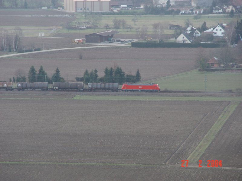 Ein Ganzzug aus vierachsigen Kesselwagen, gezogen von einer 185, befhrt die Rheintalstrecke Richtung Norden, kurz nach Lahr. Aufgenommen am 27.2.2004 vom Schutterlindenberg aus.