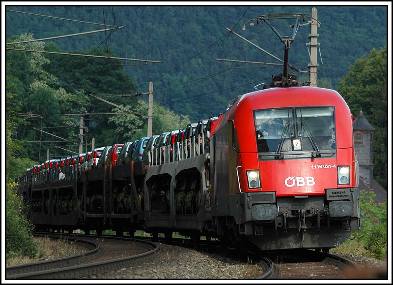 Ein Ganzzug mit Neuwagen, bespannt von 1116 031 am 11.6.2006 kurz nach Schl�glm�hl.