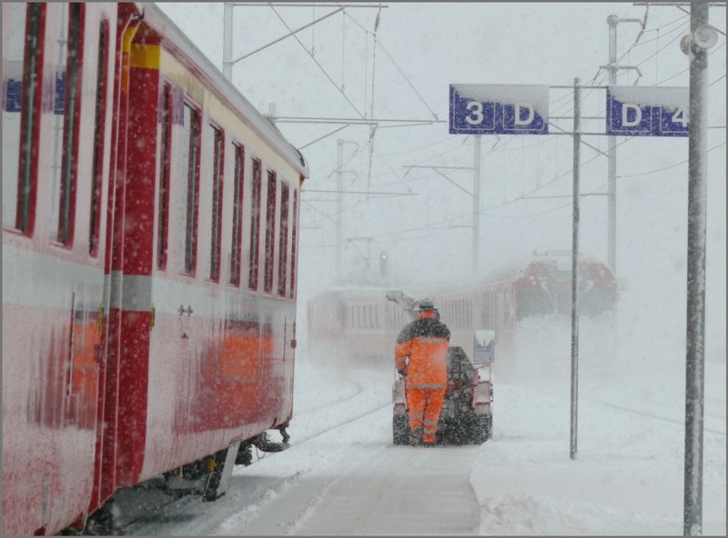 Ein gefhrlicher Job, die Schneerumung auf dem Mittelbahnsteig in Sagliains, denn die Zge erscheinen beinahe lautlos aus dem weissen Nichts. (17.02.2009)
