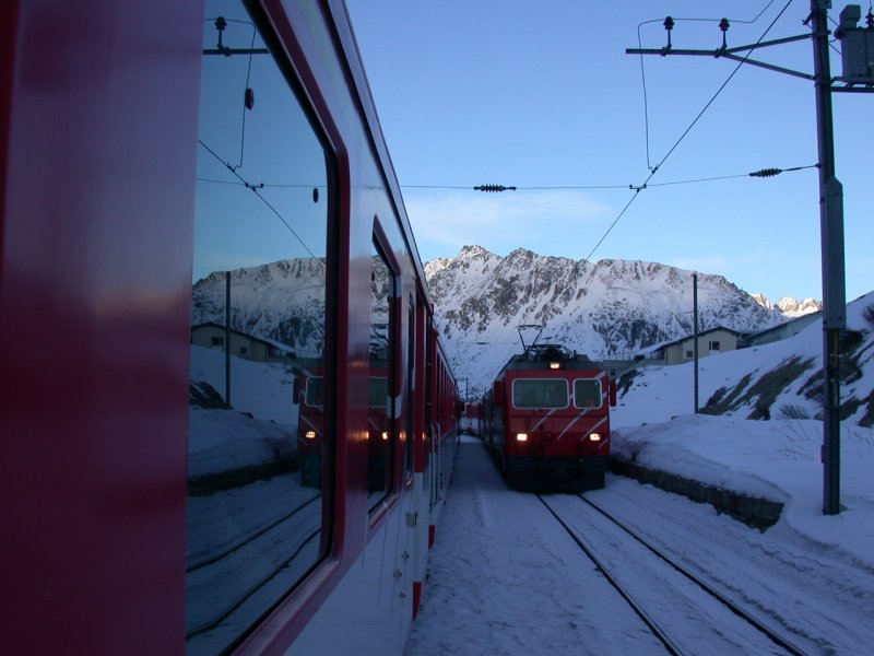 Ein Gegenzug mit einer HGe 4/4 II der MGB kreuzt uns an der Ausweichstelle Ntschen oberhalb von Andermatt. (14.01.2005)