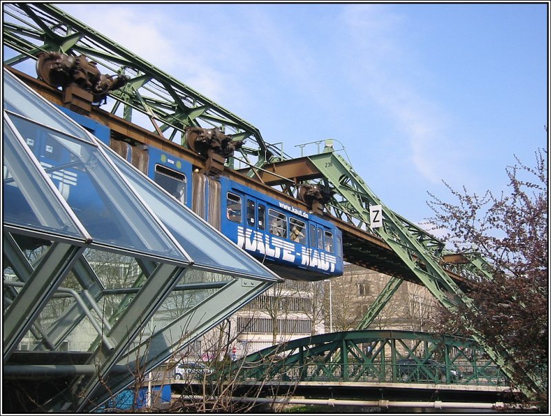 Ein Gelenkzug verlt die Station Ohligsmhle in stlicher Richtung, der nchste Halt wird bei der Station beim Hauptbahnhof sein. (31.03.2007)