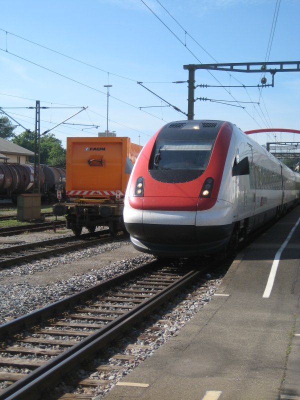 Ein gern gesehener Gast in Konstanz: Der ICN. Doch ab dem Fahrplanwechsel wird er in der Linie Biel/Bienne <-> Konstanz durch EW IV Pendel ersetzt. Am 11. August erreicht er gerade sein Ziel, den Bahnhof KN.