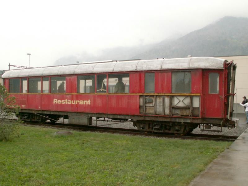 Ein geschichtstrchtiger Wagen.Ab 1929 fuhr er als MITROPA Salonspeisewagen B4 161(o.Kche)auf der Berninalinie.1943,also mitten im II.WK,wurde er nach Berlin gebracht,wo eine Kche eingebaut wurde.1956 umgezeichnet in WR 3813.Dort stand er bis Mitte der 80er Jahre beim Glacier Express im Einsatz.Jetzt wird er als Piano Barwagen umgebaut,wofr noch Geld gesammelt wird.Landquart 29.04.06 