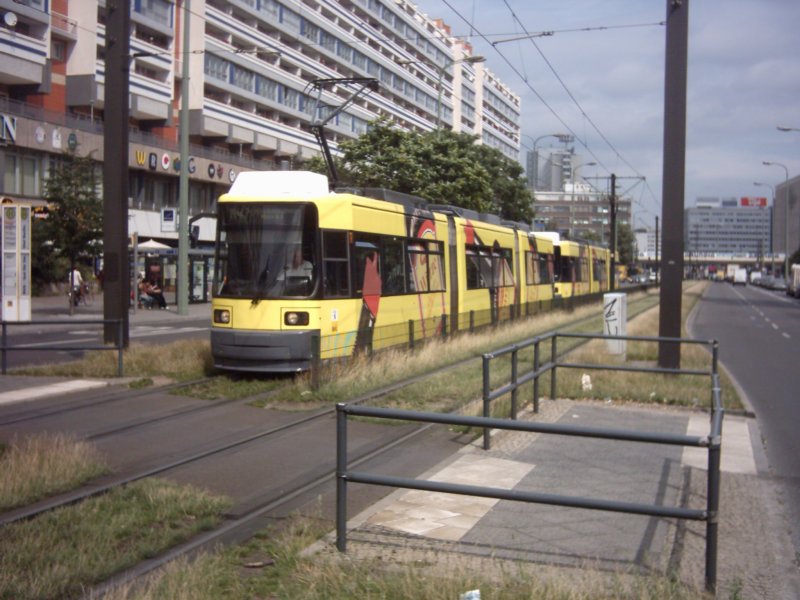 Ein  geschmackvolles  Doppel. M4 Doppeleinheit an der Haltestelle Spandauer Str./Marienkirche, beide mit Maggi Vollwerbung. 15.08.2007