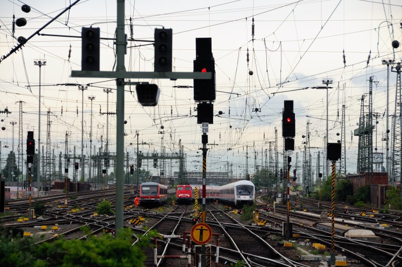 Ein Gewirr aus Schienen und Oberleitungen: Das Gleisvorfeld des Frankfurter Hbfs am 27.04.09 mit einfahrendem Regionalzug.